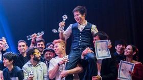 台灣魔術師簡綸廷受困新加坡 盼疫情好轉曾獲世界冠軍的台灣魔術師簡綸廷受疫情影響，暫時受困新加坡，但仍樂觀以對。圖為簡綸廷（中）於釜山獲國際魔術賽冠軍被與賽選手抬起歡呼。（簡綸廷提供）中央社記者黃自強新加坡傳真　109年4月15日