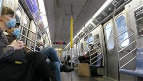 紐約疫情嚴重  搭地鐵戴口罩人數增加為防止武漢肺炎疫情回溫，紐約州長古莫15日宣布，將要求民眾在無法保持社交距離的公共場合配戴口罩。圖為紐約地鐵乘客戴口罩與手套防疫。中央社記者尹俊傑紐約攝  109年4月16日