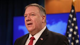 美國務卿與楊潔篪通話 籲北京不要散播荒誕傳言美國國務卿蓬佩奧（圖）16日與中共中央外事辦主任楊潔篪通話，正告北京現在不是散播虛假訊息、荒誕傳言的時候，全世界都該共同對抗2019年新型冠狀病毒疾病（COVID-19）。圖為蓬佩奧11日於美國國務院主持媒體簡報會。中央社記者徐薇婷華盛頓攝 109年3月17日