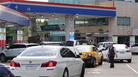 油價連六降止步　13日起調漲0.6元國際油價跌勢暫歇，稍有回檔，台灣中油公司12日宣布，13日凌晨零時起，汽、柴油價格每公升各調漲新台幣0.6元，終止連六降。中央社記者鄭傑文攝　109年4月12日