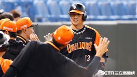 ▲陳鏞基8局上擊出全壘打。（圖／記者林聖凱攝影）