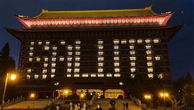 圓山飯店點燈向醫護致敬2019冠狀病毒疾病（COVID-19，武漢肺炎）疫情延燒，圓山大飯店15日晚間點燈以SALUTE（敬禮）的文字排列，向站在第一線的醫護人員致敬。（圓山大飯店提供）中央社記者余曉涵傳真  109年4月16日