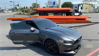 聯結車鋼鐵條墜落　野馬跑車遭插破
