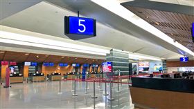 國內外民眾減少外出旅遊　桃機空蕩蕩武漢肺炎（2019冠狀病毒疾病，COVID-19）疫情持續延燒，各國紛紛限制外籍旅客入境，及實施入境須居家檢疫14天等政策，大大降低旅客出國旅遊意願，桃園國際機場入出國人數持續下探，機場櫃檯空蕩蕩。中央社記者吳睿騏桃園機場攝　109年4月5日