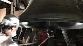 法國巴黎聖母院僅存的一口鐘15日敲響，除了紀念一年前的大火之外，也為抗疫的醫護人員打氣。（圖取自推特）