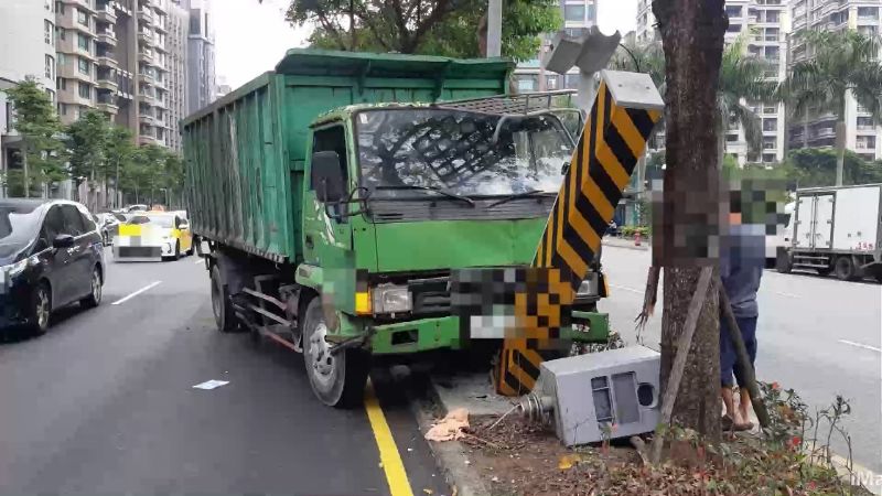 煞車失靈怕撞人　他改撞測速桿賠慘了