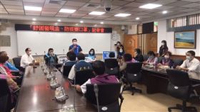 國民黨台東縣議會黨團舉辦「紓困發現金、防疫要口罩」記者會，黨團書記長章正輝竟脫口把「口罩外交」講成「口交」，笑翻全場。