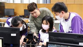科大生推廣機器人教育台灣科技大學機械工程系學生蔡昇恩（左2）為推廣台灣機器人教育，創業成立「GTA Robotics」，展開自造課程的師培工作，還到母校林口國中教機器人課程。（台科大提供）中央社記者許秩維傳真  109年4月16日