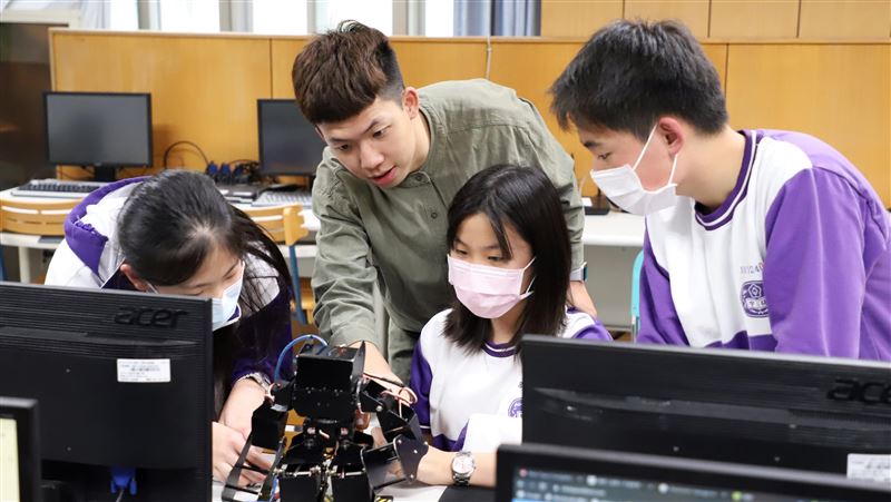 著迷機器人燃熱情　科大學生自行創業