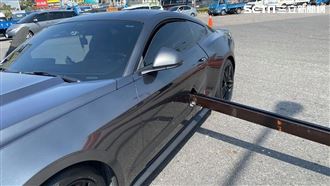 鋼梁插破野馬跑車　聯結車駕駛下場曝