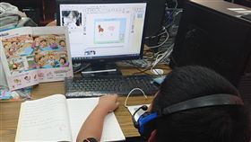 苗栗縣推數位學伴計畫　助偏鄉學童學習苗栗縣政府推動教育部「數位學伴計畫」，運用網路媒介跨越城鄉空間，以陪伴與學習為基礎，結合大專院校以遠端網路平台一對一輔導偏遠地區國中小學生。（苗栗縣政府提供）中央社記者管瑞平傳真　109年4月16日