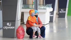 寄口罩到印尼需繳稅申請國人寄口罩到印尼給家人，收件者需先申請，並繳交相關稅負。圖為印尼民眾10日在雅加達甘比爾車站候車。中央社記者石秀娟雅加達攝  109年4月16日