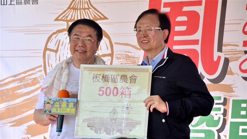 黃偉哲賣鳳梨　推薦百大青農行銷蘭花