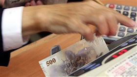 財政部統計，海外資金專法申請案件截至4月中共327件，申請匯回金額新台幣818億元，突破800億元大關，件數穩定增加。（中央社檔案照片）