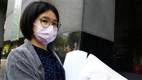 民團籲桃園航空城計畫應補辦環評民間團體16日到環保署針對桃園航空城計畫提交公民告知書，環境法律人協會副秘書長黃怡禎（圖）指出，航空城計畫中自貿港專用區、自貿港區南邊產二用地、埔心溪疏洪設施這3個開發行為，依面積及對環境影響都屬應進行環評的開發行為，但仍未進行環評。中央社記者張雄風攝　109年4月16日