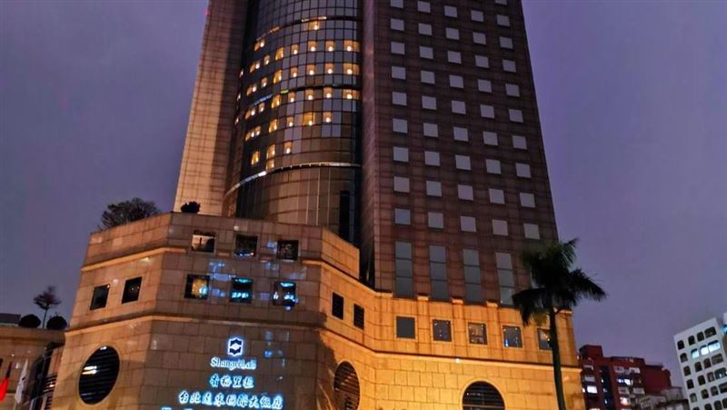 台北遠東點燈現愛心　醫護用餐5折