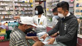 兒童口罩販售藥局人力需求高　竹市府募志工協助新竹市長林智堅（右）16日到健保特約藥局視察，他表示，因應兒童口罩販售，藥局人力需求更大，市府特別招募70名志工協助26間藥局，以利安排購買人潮動線等工作，減輕藥師工作負擔。中央社記者郭宣(文三)攝　109年4月16日