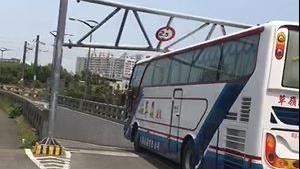 忘地下道限高　遊覽車硬闖鋼架卡車頂