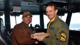 美國羅斯福號航空母艦前艦長克勞齊上校（右），日前因艦上疫情向高層請命而遭解職，但如今傳出美國海軍可能讓他復職。美國總統川普也曾表現出有意重新評估克勞齊解職一事。（圖取自facebook.com/USSTheodoreRoosevelt）
