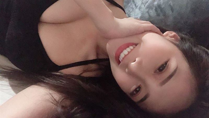 泳衣大挖空　閃亮亮「神級豪乳」掉出