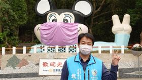 超吸睛！花蓮「米老鼠」戴粉紅口罩　大小朋友搶合影。（圖／花蓮市公所提供）