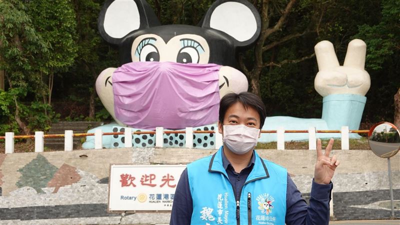 花蓮「米老鼠」戴粉紅口罩　民眾搶拍