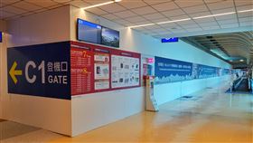 桃機旅客量持續下探　美食街免稅店苦撐桃園國際機場入出境旅客持續下探，桃園國際機場產業發展協會常務理事詹成吉16日並表示，目前部分登機門及報到櫃台都在施工，沒有旅客讓美食街及免稅店業者照顧員工的壓力很大，部分業者則鼓勵員工休假，以縮減人事費用支出。中央社記者吳睿騏桃園機場攝　109年4月16日