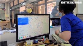 台中交警服務台暖助美籍女子／翻攝畫面