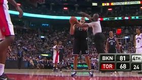 NBA「窘」時刻　他曾被裁判蓋火鍋
NBA,Kris Humphries,蓋鍋,裁判,豐臀金
翻攝自IG 《ESPN》