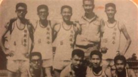 ▲後排右二姜豐年與後排左二王偉忠高中時期團隊照。（圖／王輝盃提供）