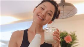 馬克媽 : 還好小馬克愛喝LP33優酪乳，所以體質被顧得好好的。（圖／《臉書》「我愛小馬克」提供）