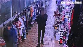 黑衣搶匪在永樂市場內尋找犯案目標。（圖／翻攝畫面）