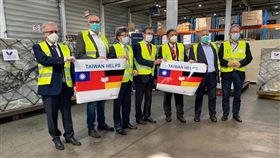 台灣口罩抵達德國，駐德代表感動發文。（圖／翻攝自謝志偉臉書）