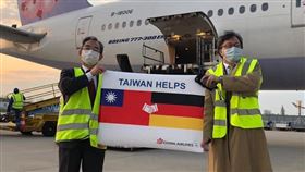 台灣口罩抵達德國，駐德代表感動發文。（圖／翻攝自謝志偉臉書）