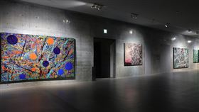 藝識流淌展　以女性藝術家視野帶來溫暖亞洲大學現代美術館邀請來自國內外14名女性藝術家，以畫作呈現「藝識流淌」，18日至10月18日舉辦展覽。策展人翁淑英表示，女性作家的創作較為柔軟，期望為疫情造成生活繃緊的民眾帶來溫暖。圖為藝術家薛保瑕作品。（亞洲大學現代美術館提供）中央社記者鄭景雯傳真　109年4月16日