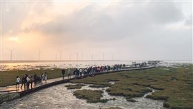 高美濕地木棧道限制容留人數　最多900人目前全球武漢肺炎（2019冠狀病毒疾病，COVID-19）疫情持續延燒，台中知名景點高美濕地的木棧道入口處也實施人流管制措施，限制木棧道容留人數最多900人。（台中市政府提供）中央社記者趙麗妍傳真　109年4月16日