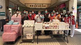 商家送暖心午餐到南投醫院　向醫護致敬有感於武漢肺炎（2019冠狀病毒疾病，COVID-19）疫情加重醫護人員工作負擔，多個餐飲業者及民間團體等單位16日暖心提供牛肉麵、高麗菜飯、麵包等多樣美食給衛生福利部南投醫院，為醫護人員加油打氣。（南投醫院提供）中央社記者蕭博陽南投縣傳真　109年4月16日