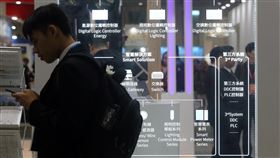 2019智慧城市展登場（1）「2019智慧城市展」26日在南港展覽館登場，今年展會主題為智慧物聯網引領智慧城市再升級（AIoT Invigorates Smart City），藉由人工智慧（AI）與物聯網（IoT）整合應用，推動城市升級智慧城市2.0。中央社記者鄭傑文攝　108年3月26日