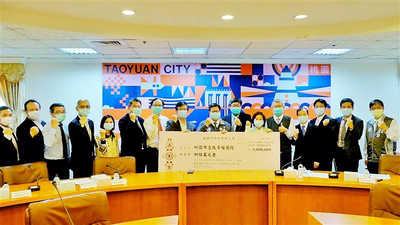 防疫慰問金贈醫院　鄭文燦為醫護加油