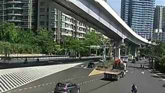 騎士輾油漬慘摔　漏油駕駛：不知漏了