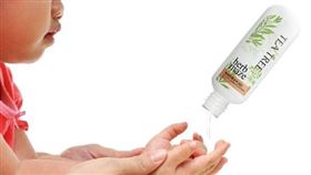 深耕花蓮有機香草36年的君達集團，研發「茶樹防護潔手凝膠」隨手瓶，茶樹精油、甘油精華雙效成份獨特抗菌配方，溫和、不刺激、又能淨化滋潤手部肌膚。（圖／衛生福利部提供）