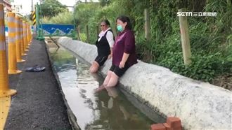 澡堂不能泡　停車場水溝成「泡腳池」