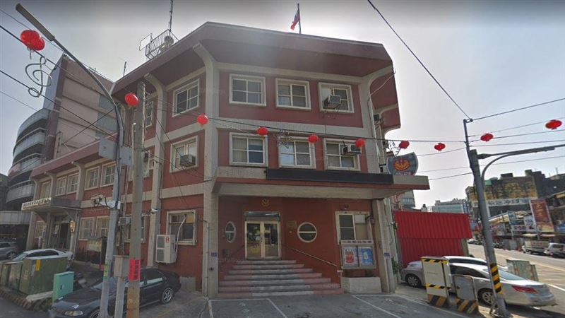 見機車卡電線桿　男往水溝一看嚇壞了