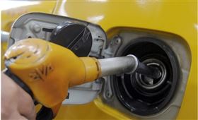 油價16日下跌，連續第2個交易日收於每桶20美元以下。（中央社檔案照片）