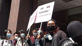 美食外送產業工會抗議外送員暴露在疫情高風險當中。（圖／記者許書萓攝影）