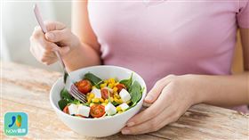 名家專用／NOW健康／婦人因長期茹素，缺乏攝取肉類中的維生素B12，進而導致聽神經萎縮退化。(勿用)