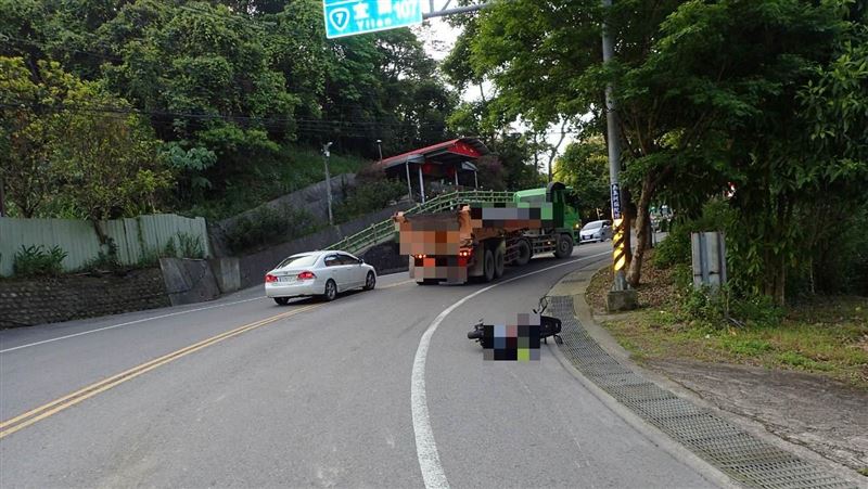 驚悚！機車騎士遭砂石車輾壓2次慘死