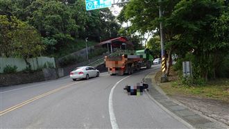 驚悚！機車騎士遭砂石車輾壓2次慘死