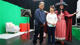 盧秀燕參與紙風車短片拍攝　力挺表藝界（3）台中市長盧秀燕（中）17日北上參與紙風車返笑日影片拍攝，表達對表演藝術界的支持，紙風車文教基金會執行長李永豐（左）親自接待，感謝盧秀燕力挺。中央社記者王騰毅攝　109年4月17日