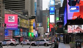 美國皮尤研究中心公布的民調顯示，65%受訪者認為，當其他國家傳出首批武漢肺炎病例時，川普反應過慢。圖為以往熱鬧的紐約時報廣場一片冷清，停靠路邊的警車比行人還多。中央社記者尹俊傑紐約攝 109年4月14日